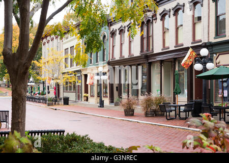 Straßenszene mit alten historischen Gebäuden und Fassaden in der Innenstadt von Frankfort, Kentucky, USA Stockfoto