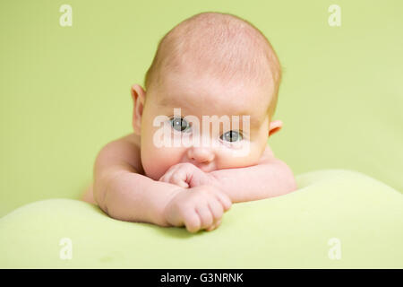 Baby Kleinkind Kind auf Bauch liegend Stockfoto