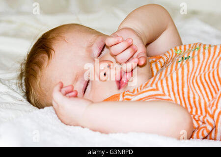 Baby Boy fest eingeschlafen Stockfoto