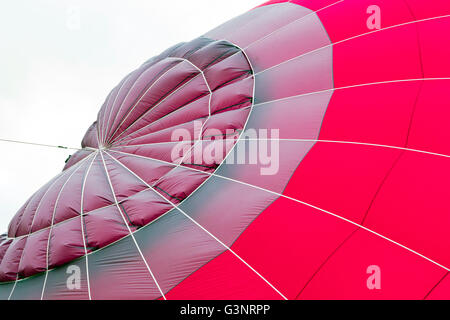 Heißluftballon wird 2013 an der Bristol Balloon Fiesta, aufgeblasen. Stockfoto