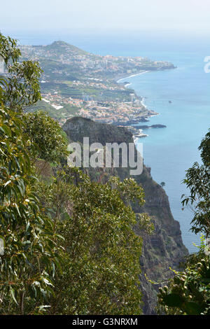 Blick Richtung Camara de Lobos und Funchal aus Cabo Girao in Madeira, Portugal. (eines der höchsten Klippen der Welt 590 Meter Stockfoto