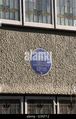 Merseyside, Liverpool, Beatles Geschichte, blaue Plakette auf Mendips, 251 Menlove Straße Kindheit Zuhause von Beatle John Lennon Stockfoto