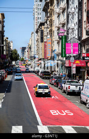 Straßenszene in San Fransisco in der Busspur Taxi Taxi zeigen. Stockfoto