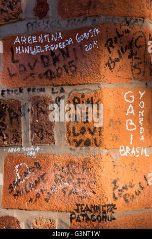 Merseyside, Liverpool, Beatles Geschichte, Dingle, internationale Graffiti an Wand 9 Madryn Street, Ringo Elternhaus Stockfoto