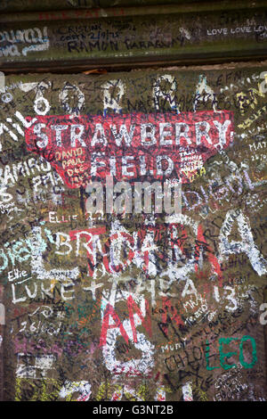 Merseyside, Liverpool, Beatles Geschichte, Beaconsfield Road, Fan Graffiti auf Säule von Strawberry Fields Stockfoto