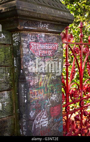 Merseyside, Liverpool, Beatles Geschichte, Beaconsfield Road, Fan Graffiti auf Säule von Strawberry Fields Stockfoto