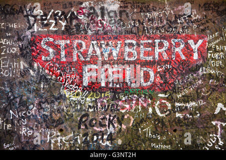 Merseyside, Liverpool, Beatles Geschichte, Beaconsfield Road, Fan Graffiti auf Säule von Strawberry Fields Stockfoto