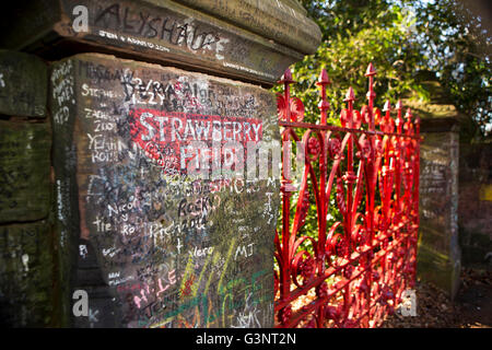 Merseyside, Liverpool, Beatles Geschichte, Beaconsfield Road, Fan Graffiti auf Säule von Strawberry Fields Stockfoto