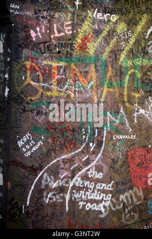 Merseyside, Liverpool, Beatles Geschichte, Beaconsfield Road, Fan Graffiti auf Säule von Strawberry Fields Stockfoto