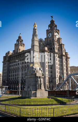 Helden der Maschinenraum, Kriegerdenkmal und Liver Building, Pier Head, Liverpool, Merseyside Stockfoto