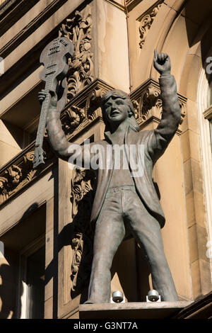 Merseyside, Liverpool, John Nordstraße, nicht überzeugend Paul McCartney Statue auf anstrengenden Nacht Hotel Stockfoto