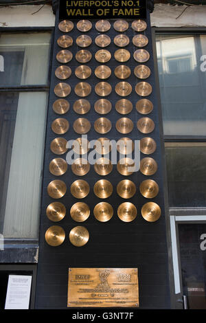 Merseyside, Liverpool, Mathew Street Nummer eins Wall Of Fame "goldene Schallplatten" Stockfoto