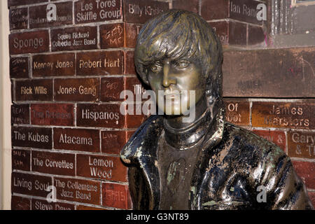 Merseyside, Liverpool, Mathew Street, Arthur Dooley John Lennon-Statue und Ziegel mit Namen der Cavern Club bands Stockfoto