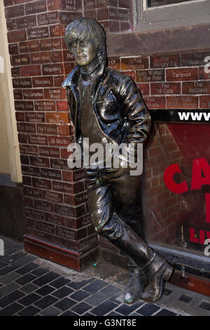 Merseyside, Liverpool, Mathew Street, Arthur Dooley John Lennon-Statue und Ziegel mit Namen der Cavern Club bands Stockfoto