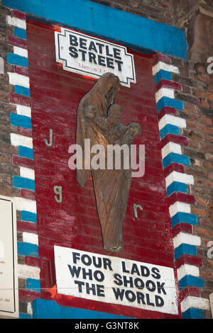 Merseyside, Liverpool, Mathew Street, Arthur Dooley Beatle Street, "Vier Jungs, die die Welt erschütterten" Skulptur Stockfoto