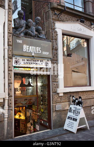 Liverpool, Merseyside, Mathew Street, The Beatles Shop Skulptur über Eingang Stockfoto