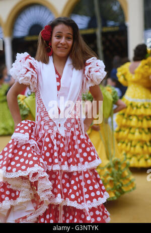 Spanien, Süd-Andalusien, Jerez Pferdemesse, statt jedes Jahr im Mai, eine hübsche spanische Brünette in Flamenco Kostüm gekleidet. Stockfoto