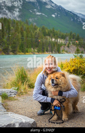 Schöne junge Mädchen Hexe Chow-chow Hund in den kanadischen Bergen Stockfoto