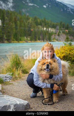 Schöne junge Mädchen Hexe Chow-chow Hund in den kanadischen Bergen Stockfoto