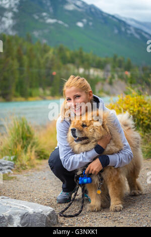 Schöne junge Mädchen Hexe Chow-chow Hund in den kanadischen Bergen Stockfoto