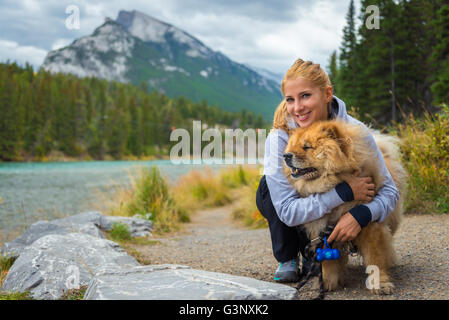 Schöne junge Mädchen Hexe Chow-chow Hund in den kanadischen Bergen Stockfoto