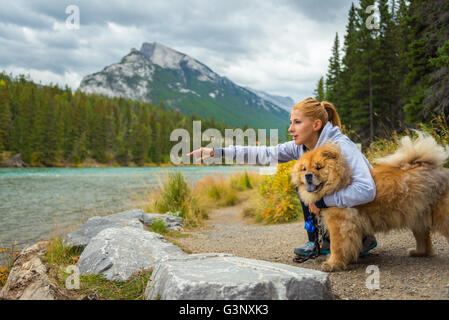 Schöne junge Mädchen Hexe Chow-chow Hund in den kanadischen Bergen Stockfoto