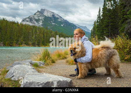 Schöne junge Mädchen Hexe Chow-chow Hund in den kanadischen Bergen Stockfoto