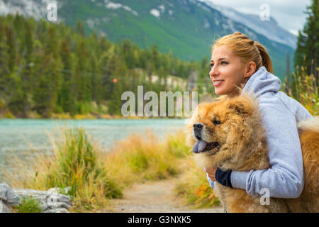 Schöne junge Mädchen Hexe Chow-chow Hund in den kanadischen Bergen Stockfoto