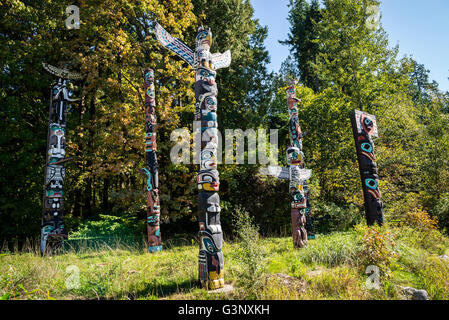 Foto von der farbenfrohen Totems an einem sonnigen Tag. Stockfoto