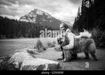 Schöne junge Mädchen Hexe Chow-chow Hund in den kanadischen Bergen Stockfoto