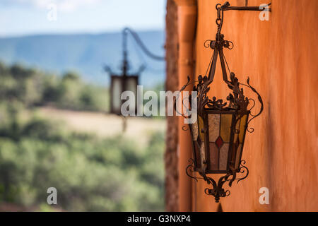 Geschnitzte Lampe an der Wand als ein Metallurgie engineering Kunstwerk geschmiedet Stockfoto