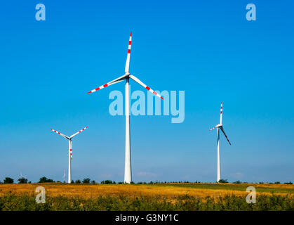 Elektrische Energie Windkraftanlagen auf dem Gebiet Österreichs am blauen Himmel Stockfoto