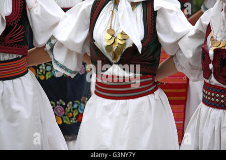 Mädchen tanzen traditionelle serbische Folklore Stockfoto