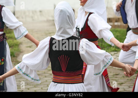 Mädchen tanzen traditionelle serbische Folklore Stockfoto