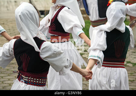 Mädchen tanzen traditionelle serbische Folklore Stockfoto