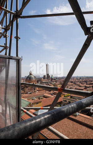 Blick über die roten Terrakotta geflieste Dächer von Bologna Stockfoto