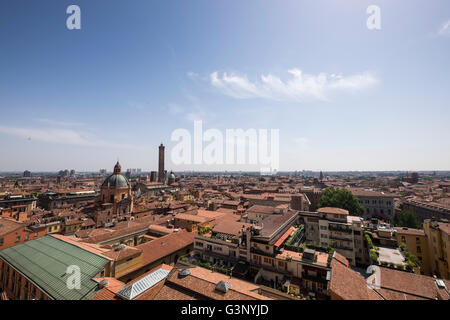 Blick über die roten Terrakotta geflieste Dächer von Bologna Stockfoto