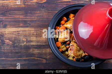 Tajine mit gekochtem Hühnerfleisch und Gemüse Stockfoto