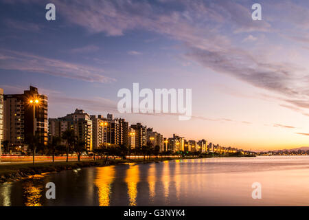 Beira Mar Norte Avenue in der Abenddämmerung. Florianopolis, Santa Catarina, Brasilien. Stockfoto