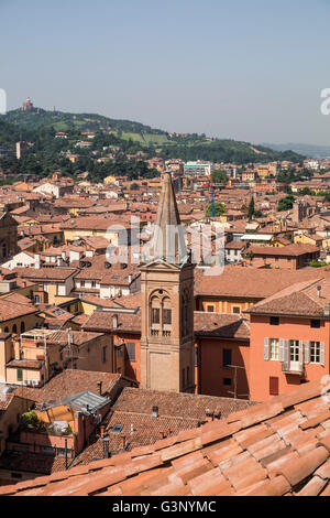 Blick über die roten Terrakotta geflieste Dächer von Bologna Stockfoto