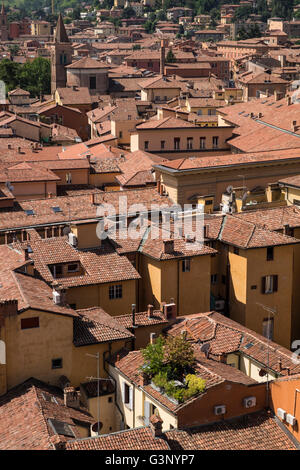 Blick über die roten Terrakotta geflieste Dächer von Bologna Stockfoto