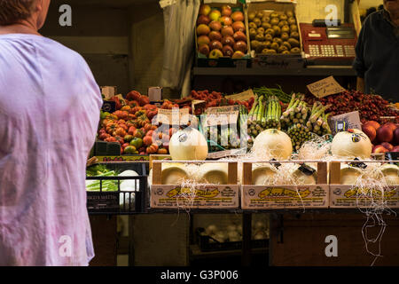 Obst und Gemüse Stand an der Via Peschiera Vecchia in Bologna, Italien Stockfoto