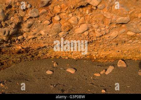 USA, Oregon, Ruhestand, kleine Steilküste bestehend aus Kieselstein Konglomerat und Sandstein über Strandsand. Stockfoto