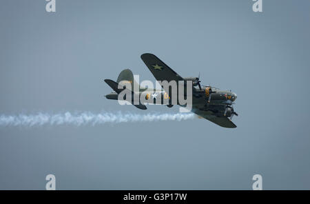 Boeing b-17 Flying Fortress Bomber Flugzeug im Flug in den Himmel mit weißen Rauchfahne Stockfoto