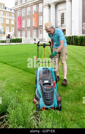 Mann, Rasenmähen, London. Stockfoto