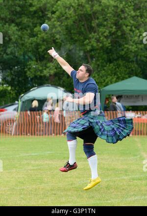 Mann im Kilt Schuss setzen bei Highland Games, Schottland, UK Stockfoto