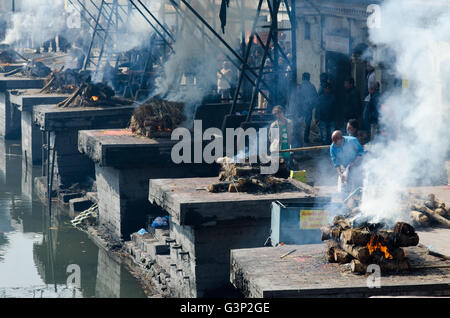 Kathmandu, Nepal - 19. Februar 2014: Feuerbestattung in Pashupatinath in Kathmandu, Nepal. Die Hindu-Ritual der Feuerbestattung in Pashupatinath Tempel. Stockfoto