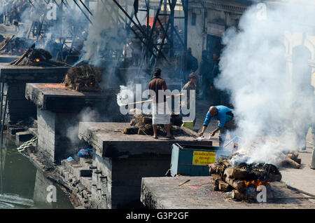 Kathmandu, Nepal - 19. Februar 2014: Feuerbestattung in Pashupatinath in Kathmandu, Nepal. Die Hindu-Ritual der Feuerbestattung in Pashupatinath Tempel. Stockfoto