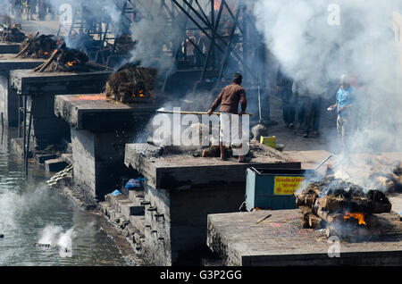 Kathmandu, Nepal - 19. Februar 2014: Feuerbestattung in Pashupatinath in Kathmandu, Nepal. Die Hindu-Ritual der Feuerbestattung in Pashupatinath Tempel. Stockfoto