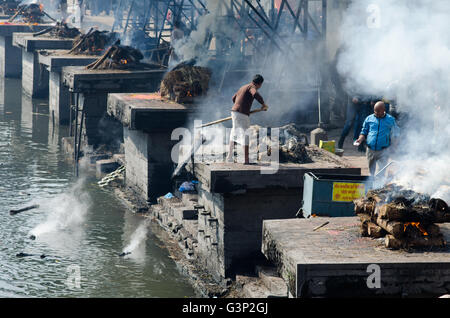 Kathmandu, Nepal - 19. Februar 2014: Feuerbestattung in Pashupatinath in Kathmandu, Nepal. Die Hindu-Ritual der Feuerbestattung in Pashupatinath Tempel. Stockfoto